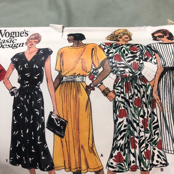 Vintage Vogue basic designs pattern 1569- 14.16.18- dress pattern -cut all there - Picture 4 of 9